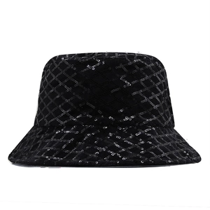 Chapeau bob noir mode avec lettres COCO en paillettes et motif matelassé