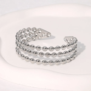 Dettaglio del bracciale rigido a tre strati di perline in acciaio inossidabile lucido