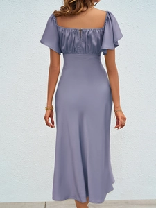 Vue détaillée de la robe trapèze en satin lavande montrant la texture et le dos fluide
