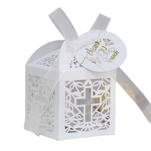 Witte uitgeholde geschenkdoos met kruismotief, satijnen lint en bedankkaartje