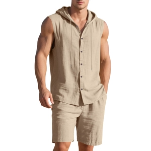 Detail von Herren Leinen-Set mit ärmellosem Kapuzenhemd und Shorts in beiger Textur