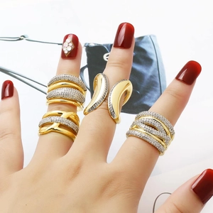 Chique tweekleurige goud- en zilveren ringen met micro-zirkonia op de hand van model