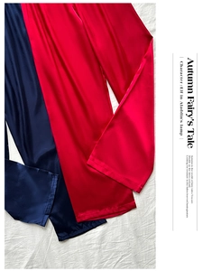 Vue détaillée du pantalon de pyjama en satin à jambes larges rouge foncé et bleu marine