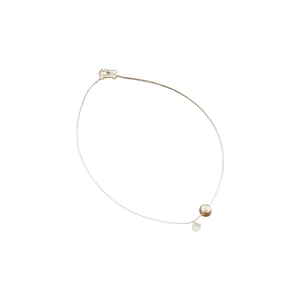 Collier élégant avec pendentif perle et zircon sur chaîne argentée fond blanc