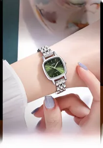 Détail de la montre GEDI argentée à quartz avec cadran vert émeraude au poignet