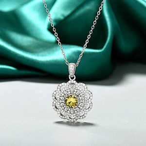 Collier tournesol en argent avec cristaux blancs et pierre jaune sur fond en soie verte