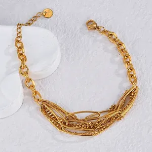 Détail d'un bracelet multicouche en acier inoxydable doré avec chaînes et barres