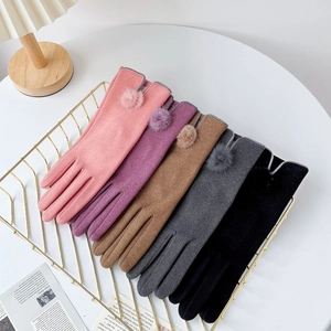 Guantes de invierno de ante para mujer en cinco colores con pompón sobre bandeja
