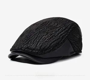 Dettaglio laterale di cappello nero in tessuto goffrato con visiera in pelle