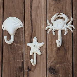 3er Set maritime Wandhaken aus Gusseisen mit Muschel, Seestern und Krabbe in Weißem Shabby Chic