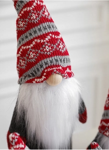 Gnome de Noël avec bonnet en tricot rouge et gris et longue barbe en fausse fourrure