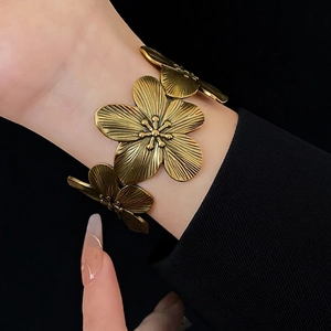 Vintage Copper Floral Bracelet Retro 3D Flower Open Cuff Bangle For Women Antique Gold French Style Elegant Jewelry