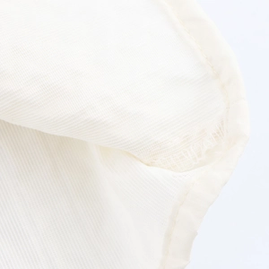 Ensemble élégant blanc avec haut gaufré et jupe ample en tissu mesh transparent