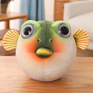 Vue détaillée d'une peluche de poisson-globe avec de grands yeux et des nageoires douces