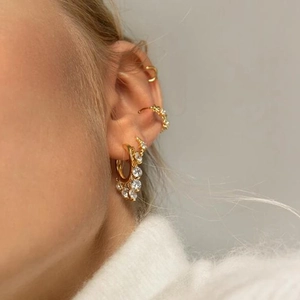 Goldene Ohrringe und Ohrmanschetten mit klaren Zirkonia-Steinen für Damen im Set
