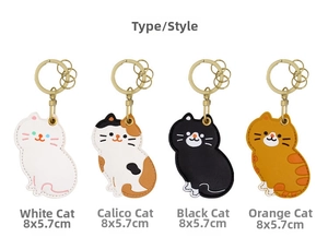 Détail de quatre porte-clés chat mignon en similicuir, dimensions de 8x5,7 cm chacun