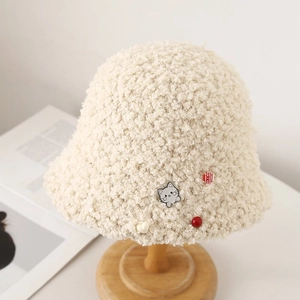 Chapeau bob mignon en laine d'agneau beige pour femme avec épingles décoratives