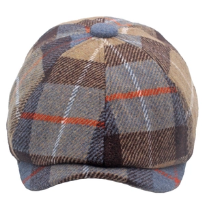 Dettaglio del berretto newsboy in misto lana con trama scozzese arancione e blu scuro