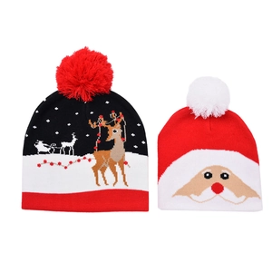 Detail von Weihnachts-Strickmützen mit Rentier-Silhouette und Weihnachtsmann-Bart-Design