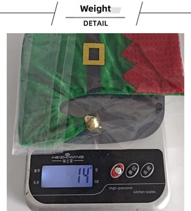 Détail de chaussette de Noël en velours rouge et vert avec boucle de ceinture et poids 14g