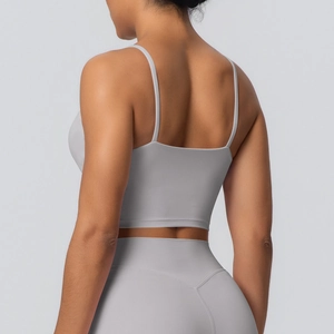 Détail de l'ensemble de yoga gris clair avec brassière à fines bretelles et legging taille haute