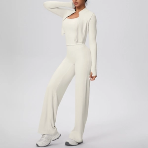 Détails d'un ensemble de yoga 3 pièces crème avec veste zippée et pantalon large