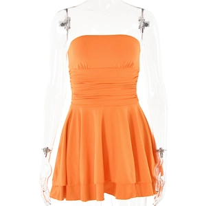 Détail de robe bustier orange avec buste froncé et jupe à double épaisseur de volants