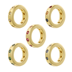 Détail d'entretoises dorées avec zircons colorés pour la création de bijoux DIY