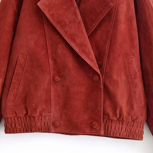Veste en daim rouge brique avec col à revers et détails d'ourlet élastique pour femme