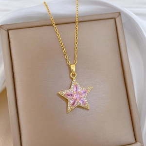 Gros plan du collier pendentif étoile rose doré avec des détails en pavé brillants