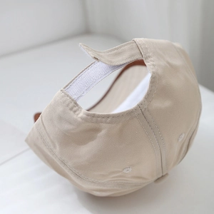 Berretto da baseball beige in cotone per bambini con chiusura a velcro regolabile