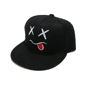 Cappellino da baseball snapback hip hop nero con una faccina ricamata in bianco