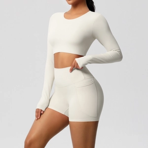 Detail van hoge taille yoga shorts met zijzakken en geborstelde stof in crème wit