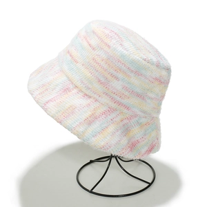 Détail d'un chapeau cloche en tricot rayé macaron avec texture tweed sur support