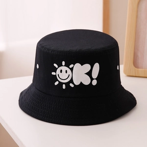 Dettaglio di un cappello a secchiello nero bimbi con ricamo sole sorridente e fori traspiranti