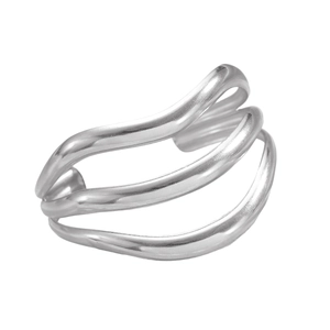 Détail de la bague en acier inoxydable argenté multicouche aux lignes ondulées fluides