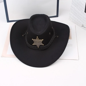 Detail eines schwarzen Cowboy-Sheriff-Hutes mit bronzenem Sternabzeichen und Kordel