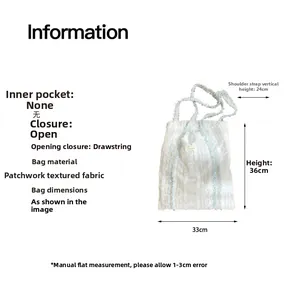 Gros plan d'un sac cabas en toile texturée bleu clair avec ruban fleuri et dimensions