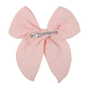 Detail view of the pink fabric bow hair clip featuring a durable silver metal crocodile grip