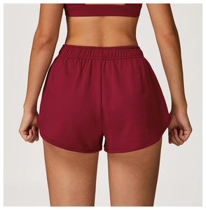Vue arrière détaillée d'un short de sport bordeaux à taille haute en tissu extensible