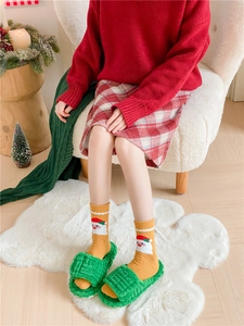 Scène de Noël chaleureuse avec chaussettes gingembre à motifs Santa et chaussons verts