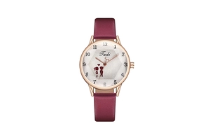 Détail du bracelet en cuir bordeaux et du cadran géométrique de cette montre