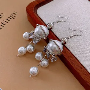 Boucles d'oreilles planète perles nacrées avec pampilles en zircons et métal argenté
