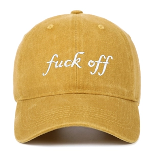 Détail de la casquette de baseball en coton lavé jaune moutarde avec broderie blanche