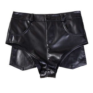 Details der schwarzen Kunstleder-Shorts mit hoher Taille, Knopfleiste und Nahttextur