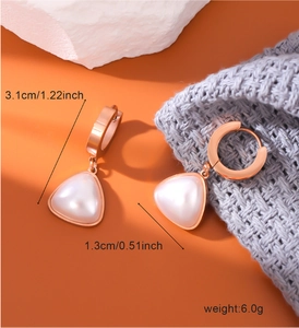 Detailed size specifications for triangular pearl earrings in rose gold plating