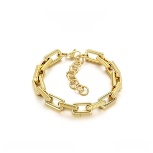 Detail view of golden stainless steel chain bracelet with texture and dimensions 220x10mm
