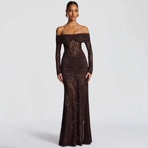 Détail d'une robe longue marron foncé à fronces et dentelle avec manches longues et col bardot