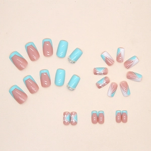 Coffret de faux ongles bleu et nude avec French manucure et strass brillants