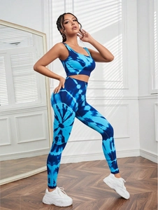 Détail de l'ensemble de yoga bleu tie-dye avec soutien-gorge et legging taille haute